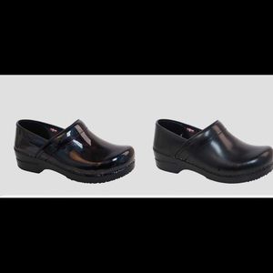 Sanita black womens clogs Sz 36 (6)
